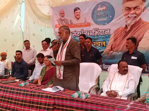 कार्यक्रम में मंत्री प्रहलाद पटेल ग्रामीणों को संबोधित करते हुए।